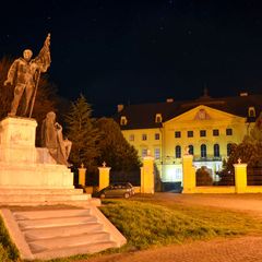 Emlékmű és Érseki Palota | Hősök szobra