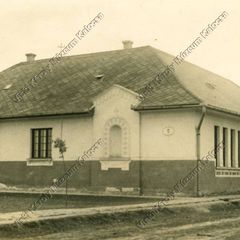 Viski Károly Múzeum Kalocsa Történeti dokumentációs gyűjtemény 2001.4.19. | Képeslap, A kalocsai rokkanttelepi elemi iskola. Mimcsa.