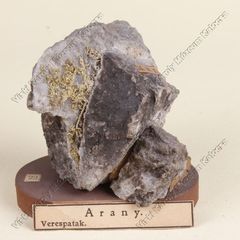Természettudományi gyűjtemény 55.20.1. Arany (hajszálerű) | Mai neve: arany (termés), Lelőhely: Verespatak, Megye/tartomány: Alsó-Fehér, Lelőhely mai neve: Rosia Montană, Lelőhely magyar neve: Verespatak, Megye/tartomány: Alba, Ország: Románia. A tárgyfotót készítette: Vékás Magdolna